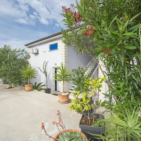 Pribinja 15083b Hvar Town