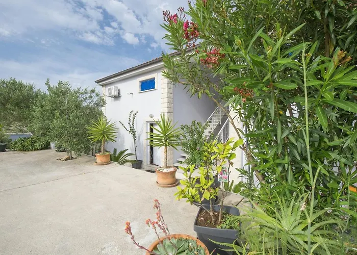 Pribinja 15083b Hvar Town